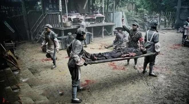 咙被打穿毛主席抱着他喂水：喝了会舒服些的凯发k8国际首页登录1935年游好扬喉(图2)