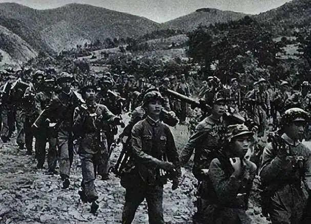 咙被打穿毛主席抱着他喂水：喝了会舒服些的凯发k8国际首页登录1935年游好扬喉(图5)