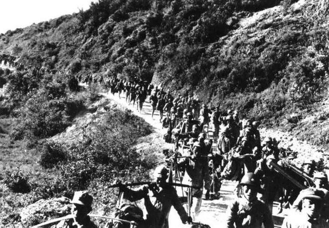 咙被打穿毛主席抱着他喂水：喝了会舒服些的凯发k8国际首页登录1935年游好扬喉(图8)