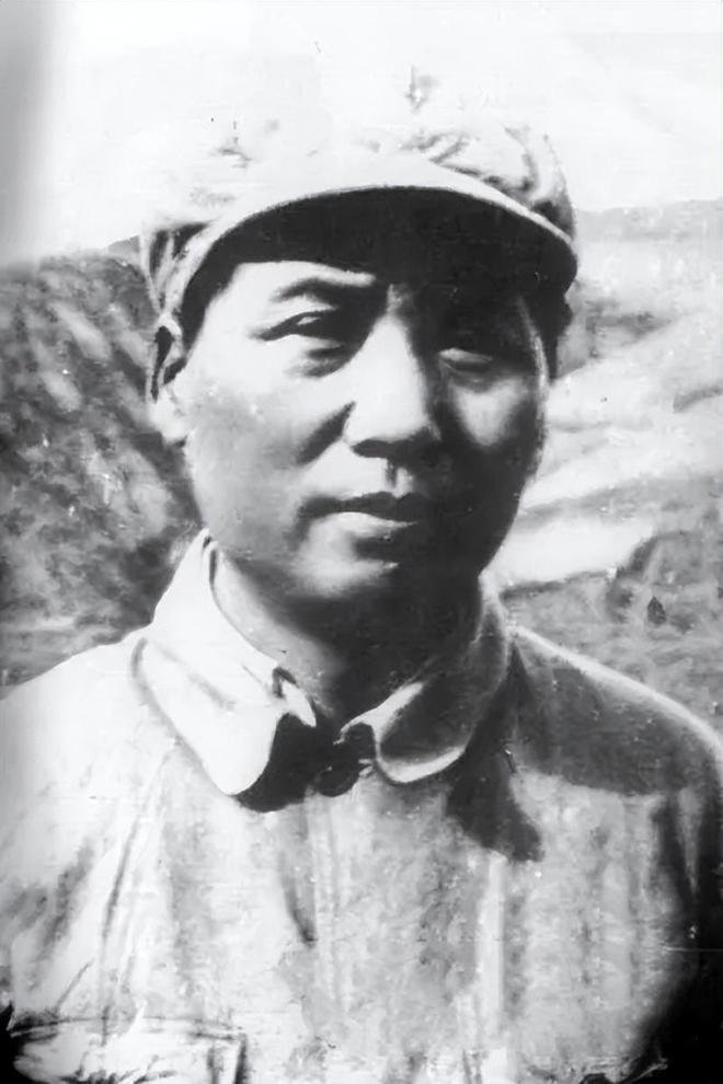 咙被打穿毛主席抱着他喂水：喝了会舒服些的凯发k8国际首页登录1935年游好扬喉(图13)