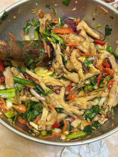 酸辣开胃带你领略东南亚风情的美食烹饪秘籍K8凯发国际风味独特的泰式冬阴功汤做法(图2) 酸辣开胃带你领略东南亚风情的美食烹饪秘籍K8凯发国际风味独特的泰式冬阴功汤做法(图2)